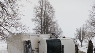 Pericol de incendiu, după ce o autoutilitară s-a răsturnat pe DJ 298