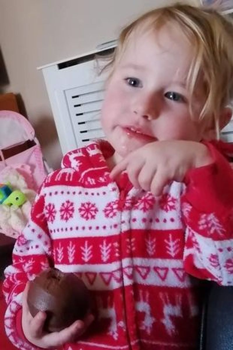 FOTO - Durere fără margini, după ce o fetiță de doar 2 ani a fost ucisă cu sălbăticie de concubinul mamei: „101 de leziuni fatale”