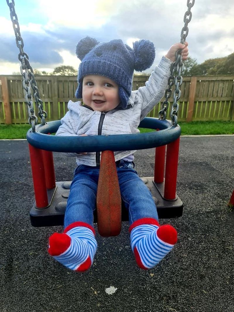 Clipe de groază pentru un bărbat care se afla la cumpărături cu fiul său! O femeie a încercat să-i fure copilul chiar din brațe