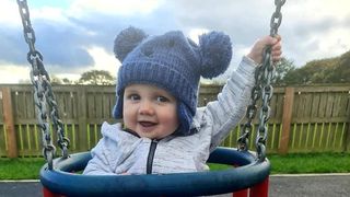 Clipe de groază pentru un bărbat care se afla la cumpărături cu fiul său! O femeie a încercat să-i fure copilul chiar din brațe