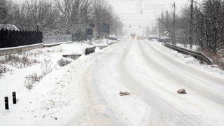 Situație dramatică în Neamț: pacienții au fost preluați de pompieri din zonele înzăpezite