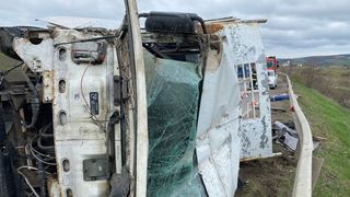 Accident rutier în județul Mureș după ce o camionetă s-a răsturnat