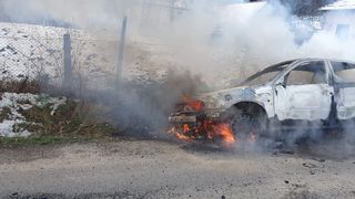 Intervenție a pompierilor, după ce un autoturism a luat foc pe stradă