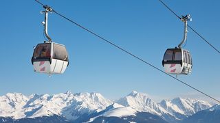 Un schior a murit după ce a căzut dintr-o telegondolă în Munții Alpi