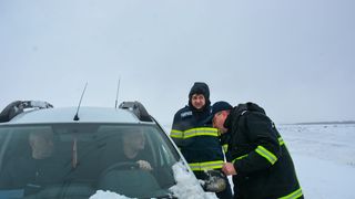 FOTO/VIDEO - Zeci de vehicule, rămase &icirc;nzăpezite pe drumurile naționale și județene. Iarna &icirc;și arată &bdquo;colții&rdquo; / &bdquo;Nu porniți la drum &icirc;n aceste condiții&rdquo;