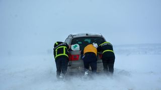 FOTO/VIDEO - Zeci de vehicule, rămase &icirc;nzăpezite pe drumurile naționale și județene. Iarna &icirc;și arată &bdquo;colții&rdquo; / &bdquo;Nu porniți la drum &icirc;n aceste condiții&rdquo;