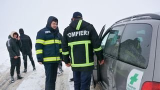 FOTO/VIDEO - Zeci de vehicule, rămase &icirc;nzăpezite pe drumurile naționale și județene. Iarna &icirc;și arată &bdquo;colții&rdquo; / &bdquo;Nu porniți la drum &icirc;n aceste condiții&rdquo;
