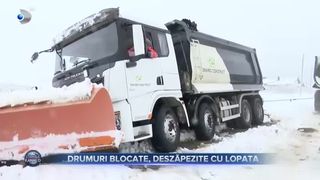 Drumuri blocate, deszăpezite cu lopata