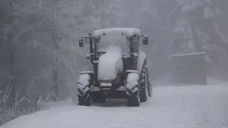Bătrân transportat cu tractatorul până la ambulanța SMURD, din cauza condițiilor meteorologice