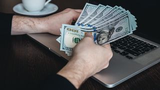 VIDEO - De Paște, angajații preferă prime, nu cadouri