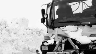 Un șofer pe utilaj de deszăpezire a fost găsit mort &icirc;n biroul instituției