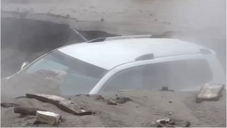 VIDEO. Momentul șocant în care o mașină e înghițită de o groapă uriașă cu apă clocotită. Doi copii, la bord