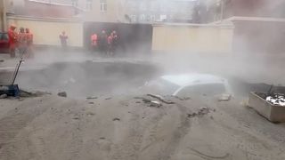 Mașină înghițită de o groapă cu apă fiartă 