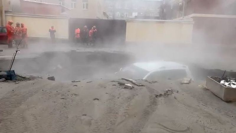 Mașină înghițită de o groapă cu apă fiartă 