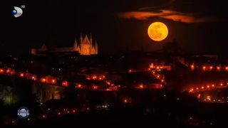 Spectacolul lunii roz