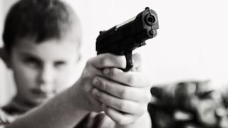 Un vecin este acuzat de încălcarea articolului 20 bis din Legea 110, care pedepsește lipsa de păstrare a armelor