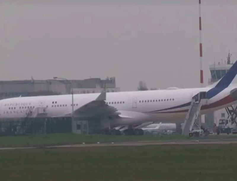 Avionul în care se afla președintele Franței, Emanuel Macron.