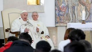 Suveranul Pontif a explicat că spălarea picioarelor nu este "folclor", ci un "gest care anunță cum ar trebui să ne comportăm unii cu alții"