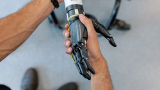 Oamenii de știință chinezi au dezvoltat o piele asemănătoare cu cea umană pentru roboți