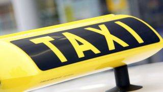 "Am găsit un om mort pe stradă". Ce riscă un taximetrist care a sunat prea târziu la 112, după ce a găsit un om mort