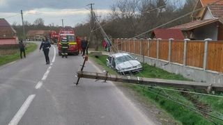 Accident rutier în județul Mureș: un tânăr a intrat cu mașina într-un stâlp de electricitate