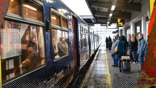 Un șef de tren a fost &icirc;njunghiat de un călător, pe ruta Budapesta-Timișoara