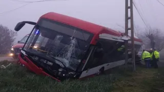Accident grav între un autobuz și alte două mașini. Două persoane au ajuns la spital