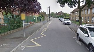 Poliția caută atacatorul care l-a &icirc;njunghiat pe un t&acirc;năr de 17 ani l&acirc;ngă o școală din motive necunoscute.