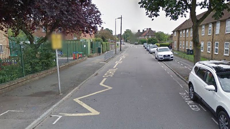 Poliția caută atacatorul care l-a înjunghiat pe un tânăr de 17 ani lângă o școală din motive necunoscute.