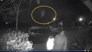 VIDEO. O "fantomă" a fost filmată din întâmplare de o cameră de supraveghere. "E cineva acolo sus"