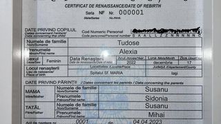 Alexia, adolescenta de 15 ani cu braţele replantate, şi-a trecut "&icirc;ngerul" pe certificatul de "renaştere": &bdquo;Ești simbolul triumfului vieţii"