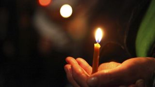 Ce să faci cu lumânarea de Paște, după ce ai adus lumina Învierii la tine acasă