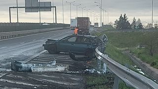 O mașină a lovit un parapet pe Autostrada A1. Banda de urgență a fost &icirc;nchisă