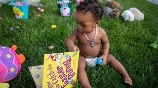 Într-un alt set de fotografii postate, băiețelul a răsfoit o carte cu tematică pascală, apoi s-a împrietenit cu unul dintre iepuri