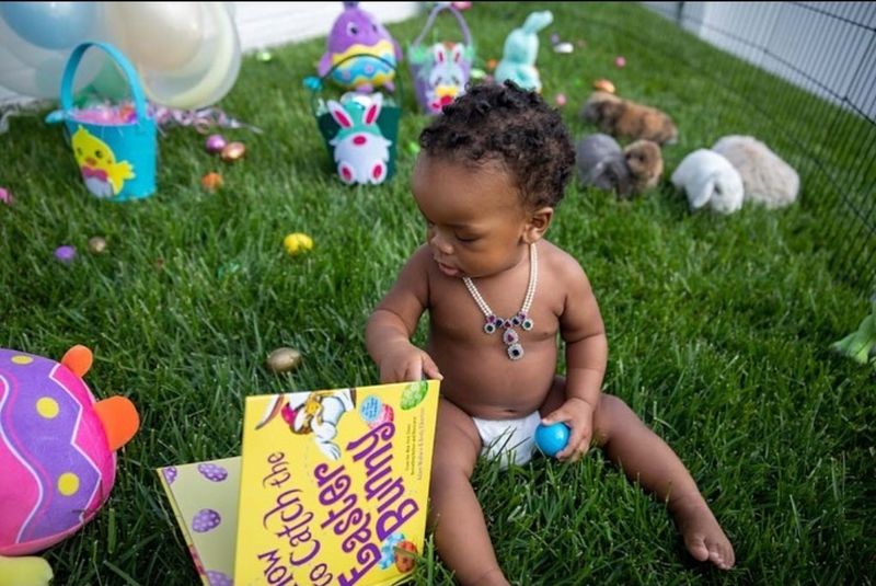 Într-un alt set de fotografii postate, băiețelul a răsfoit o carte cu tematică pascală, apoi s-a împrietenit cu unul dintre iepuri