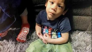 „Era posedat”. Cadavrul unui copilaș cu dizabilități, căutat în curtea unei case. Mama băiețelului l-ar fi vândut