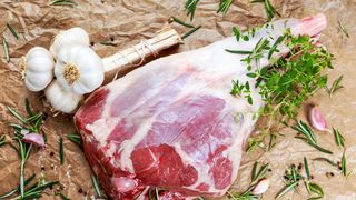 Baiț pentru friptura de miel. Cum se marinează corect carnea de miel pentru Paște?