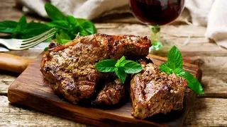 Baiț pentru friptura de miel. Cum se marinează corect carnea de miel pentru Paște?