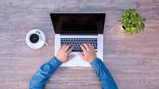 Un tânăr de 21 de ani a fost arestat pentru pornografie infantilă, după ce ar fi obținut bani de pe urma unor înregistrări cu minori