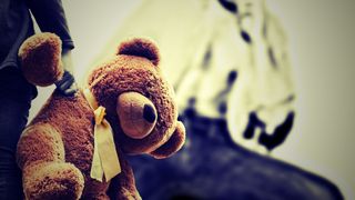 VIDEO - Două minore au fost sechestrațe și puse să mânănce sticlă. Agresorii au fost arestați