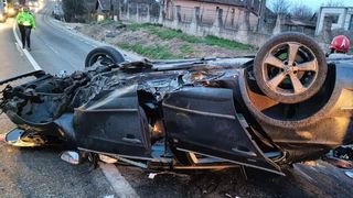 Un tânăr a intrat cu mașina într-un cap de pod, apoi s-a răsturnat 