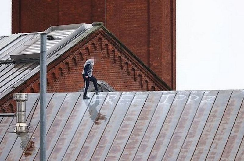Unele fotografii arată că bărbatul încearcă să dea semnale, iar într-o imagine acesta face o formă de inimă cu mâinile, în timp ce poartă ceea ce pare a fi un top impermeabil
