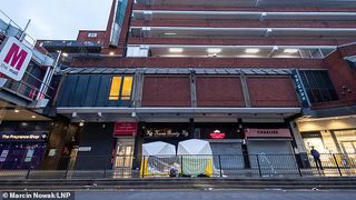 Două femei se zbat între viață și moarte după ce una a căzut de la etaj peste cealaltă