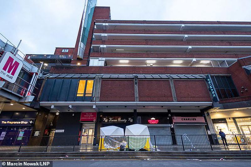 Două femei se zbat între viață și moarte după ce una a căzut de la etaj peste cealaltă