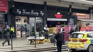 Două femei se zbat între viață și moarte după ce una a căzut de la etaj peste cealaltă