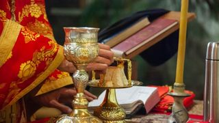 Recomandările preoților înainte de Sărbătorile Pascale. Ce spun aceștia despre femeile care nu se spovedesc și împărtășesc