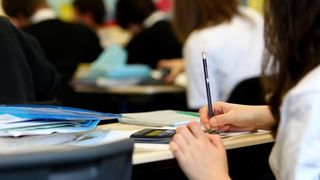 Elevii chiulangii vor fi pândiți de peste 40 de polițiști locali. Părinții celor care vor să scape ușor de ore se vor trezi cu o amendă de 1.000 de lei acasă