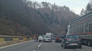 Trafic blocat pe DN 1: patru persoane au fost rănite în urma unui accident rutier