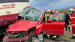 FOTO O mașină a fost spulberată de tren. Două persoane grav rănite, dintre care una în stare de inconștiență