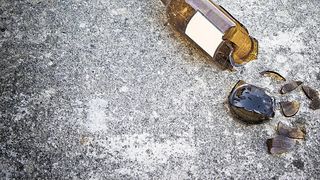 Trei bărbați din Neamț au fost reținuți după ce au agresat un tânăr într-un bar